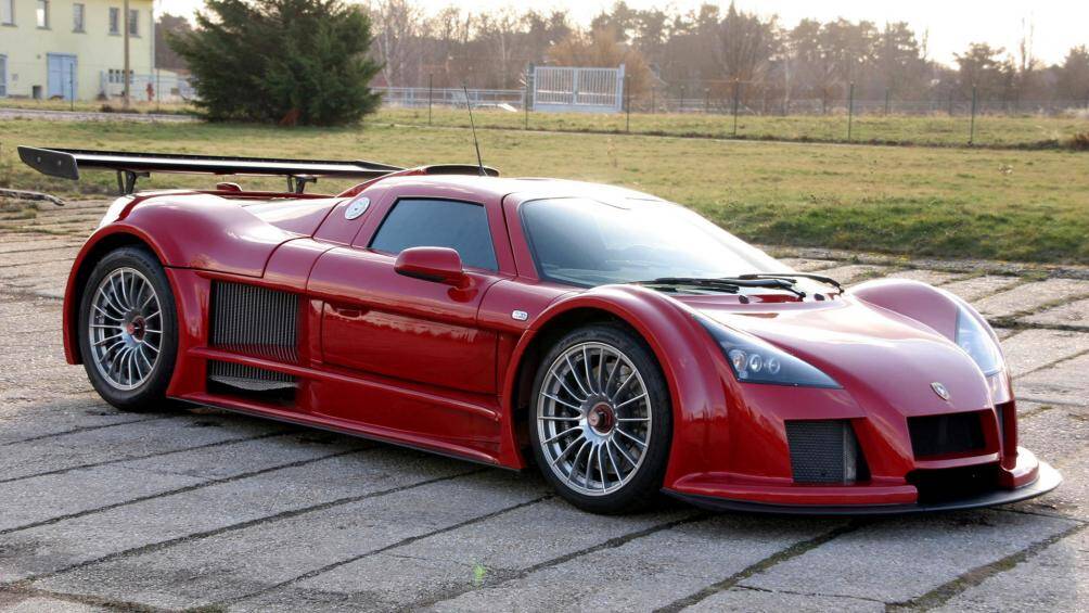 Gumpert Apollo đời 2005, mẫu xe được trang bị động cơ 4.2L V8 tăng áp kép cho công suất tối đa 690 mã lực