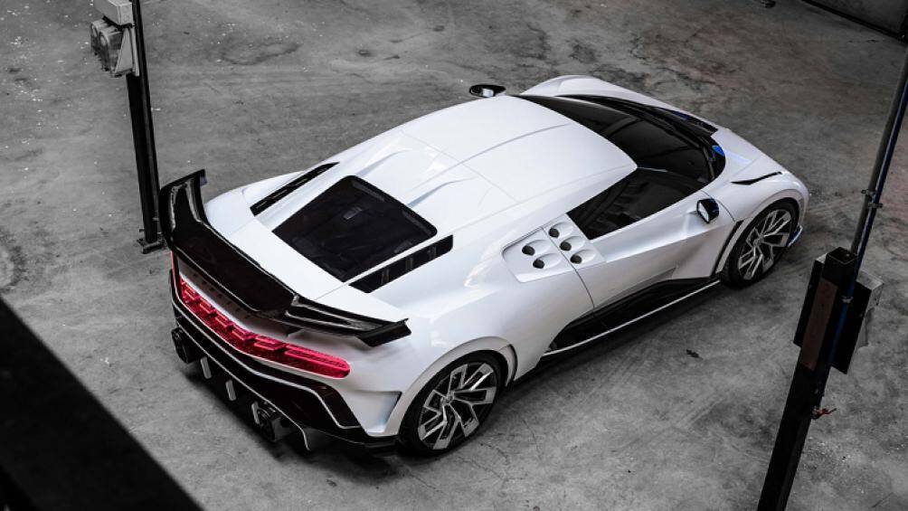 Chỉ có tổng cộng 10 chiếc Bugatti Centodieci hàng hiếm được sản xuất trên toàn thế giới, giá bán khoảng 10,1 triệu USD (khoảng hơn 200 tỷ đồng)