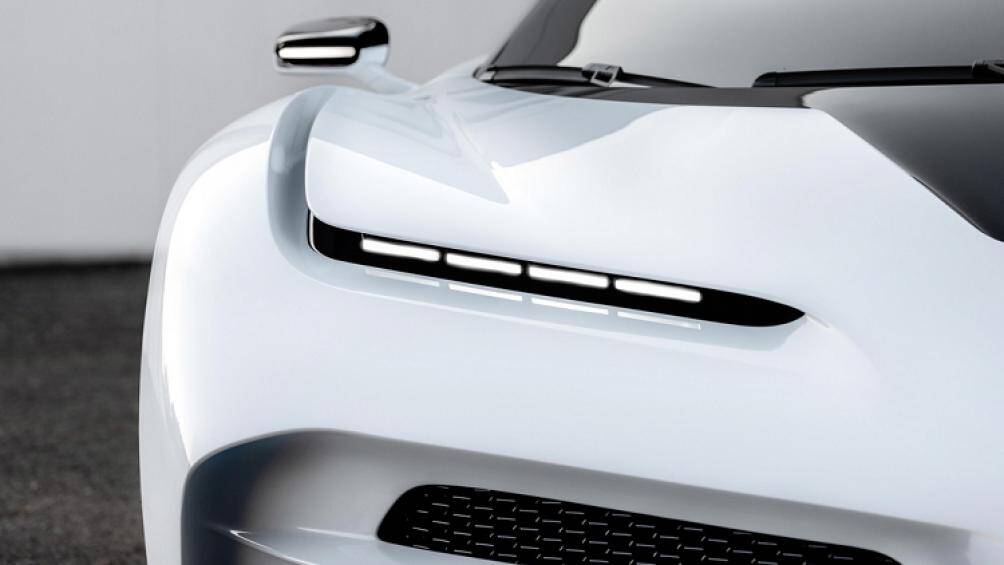 Cụm đèn pha LED của Centodieci tương tự Chiron nhưng mỏng hơn. La-zăng 7 chấu kép với hai tông màu đen trắng, kẹp phanh màu đỏ to bản