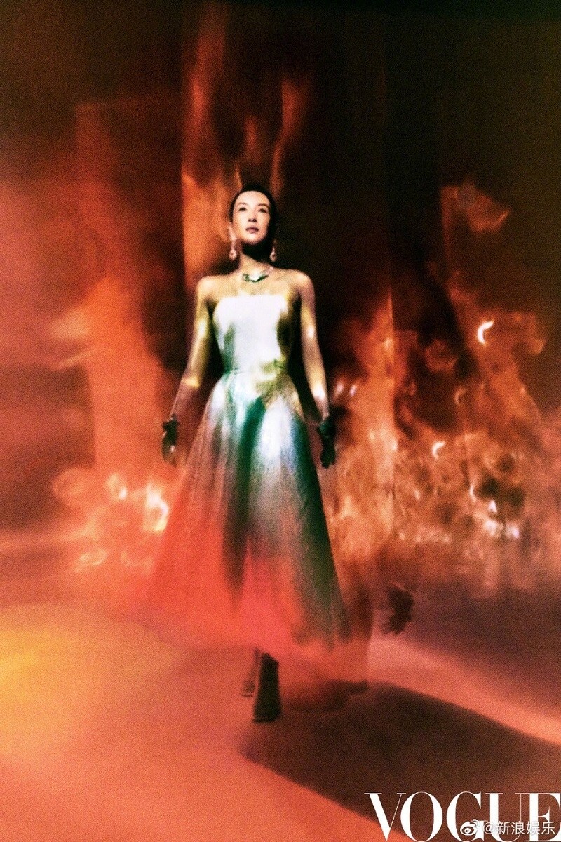 Xuất hiện trong tạp chí Vogue số mới nhất, Chương Tử Di gây ấn tượng bởi vẻ đẹp bí hiểm trong những bức ảnh được thực hiện theo phong cách sơn dầu