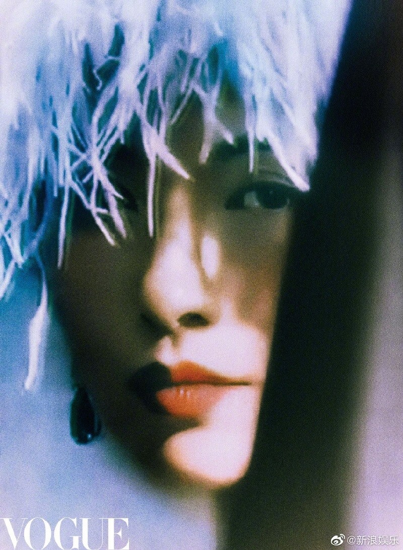 Theo Sina, chỉ tính riêng bất động sản của nữ minh tinh đã đạt 2 tỷ NDT (gần 6000 tỷ đồng). Đó là chưa kể các nguồn quảng cáo, cát-sê, siêu xe...