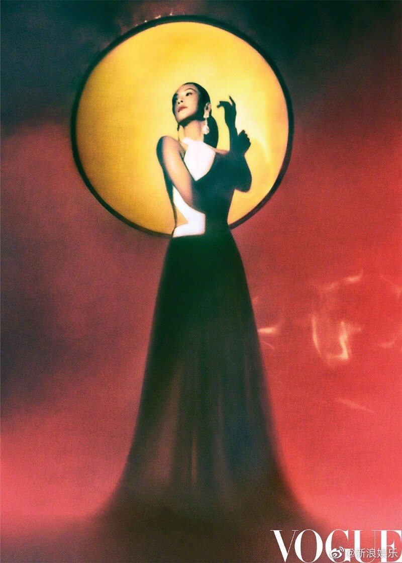 Khi diện chiếc váy khoét eo, Chương Tử Di khoe được vóc dáng thanh mảnh với vòng eo con kiến dù đã trải qua 2 lần sinh nở