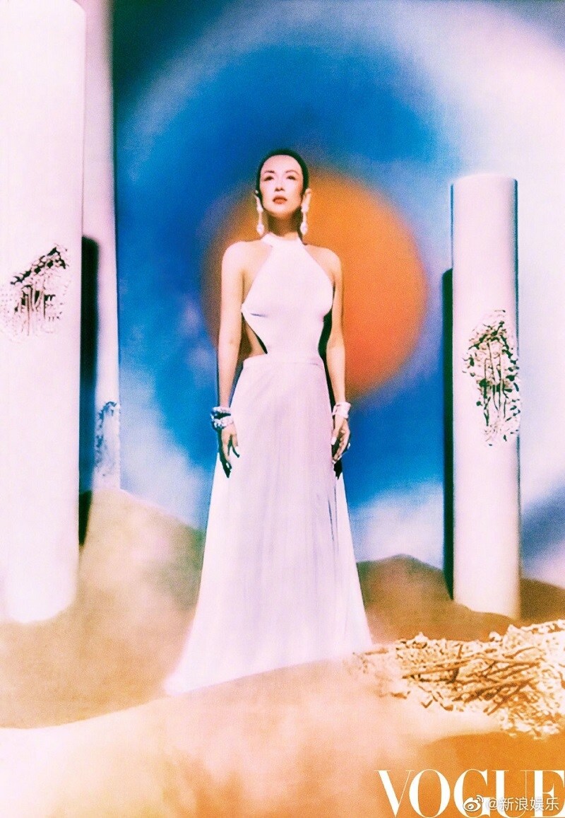 Từ khi kết hôn và trở thành một bà mẹ, nữ hoa đán sống kín đáo, dịu dàng hơn. Cô cũng ít tham gia đóng phim