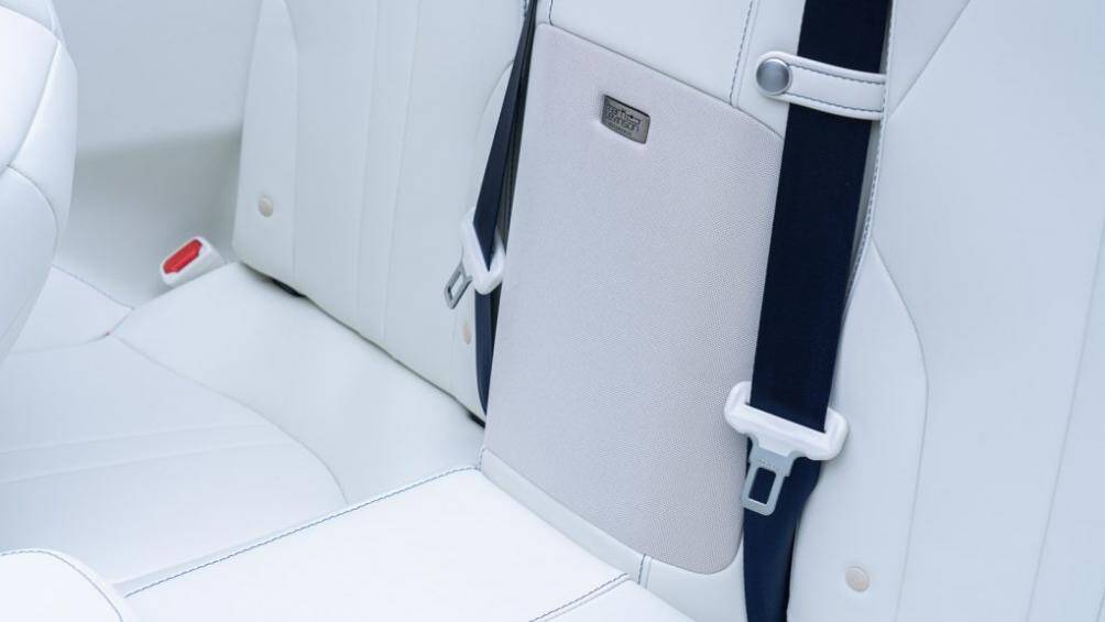 Ở phiên bản này, Lexus trang bị cho chiếc LC500 hệ thống điều hòa nâng cao có tên Lexus Climate Concierge, bao gồm cả hệ thống sưởi phần nửa trên khoang lái