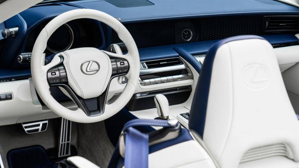 Lexus trang bị cho khoang lái của LC 500 Convertible đèn nền có thể điều chỉnh màu sắc, bàn đạp bằng nhôm