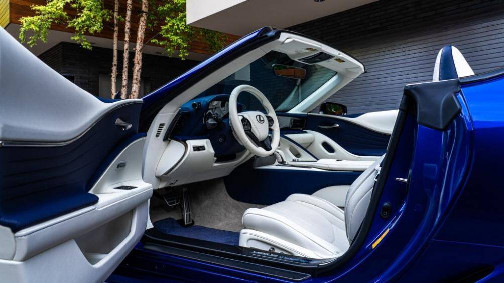 Bước vào bên trong, khoang lái của LC 500 Convertible Regatta Edition sở hữu hai tông màu trắng – xanh vô cùng sang trọng