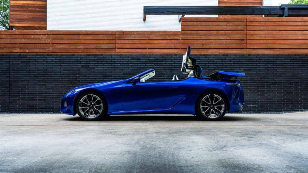 Đi kèm mui xe màu xanh Marine độc đáo mà những chiếc Convertible khác sẽ không có được