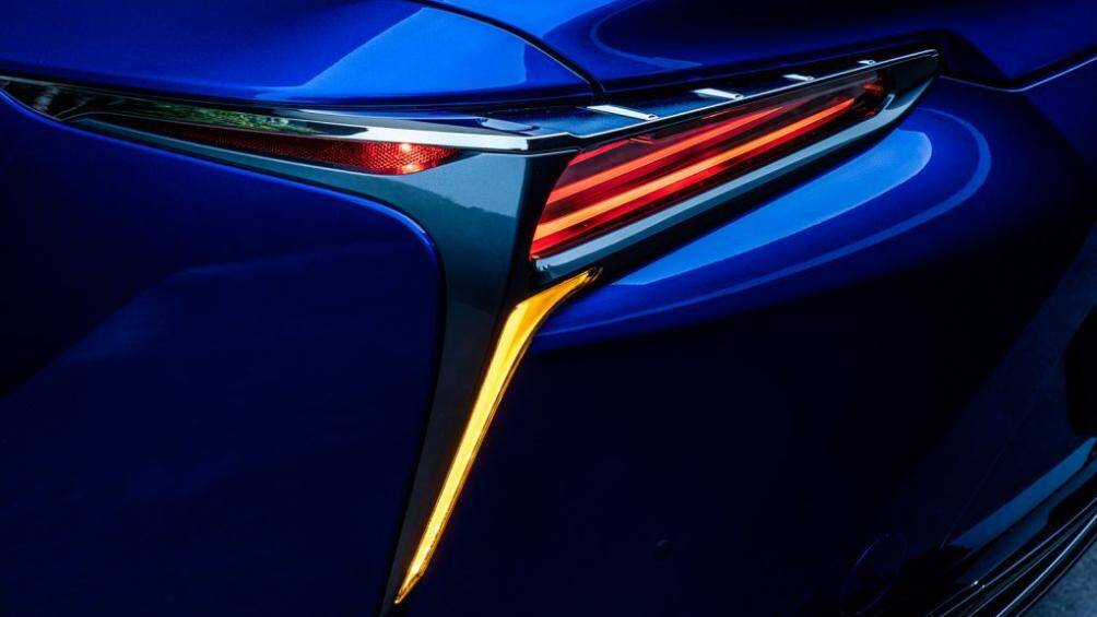 Ngoại thất của xe sở hữu các chi tiết bằng kim loại mạ crom sáng như: lưới tản nhiệt trước, viền đèn pha, đèn hậu cũng như bộ mâm kích thước 21 inch của xe