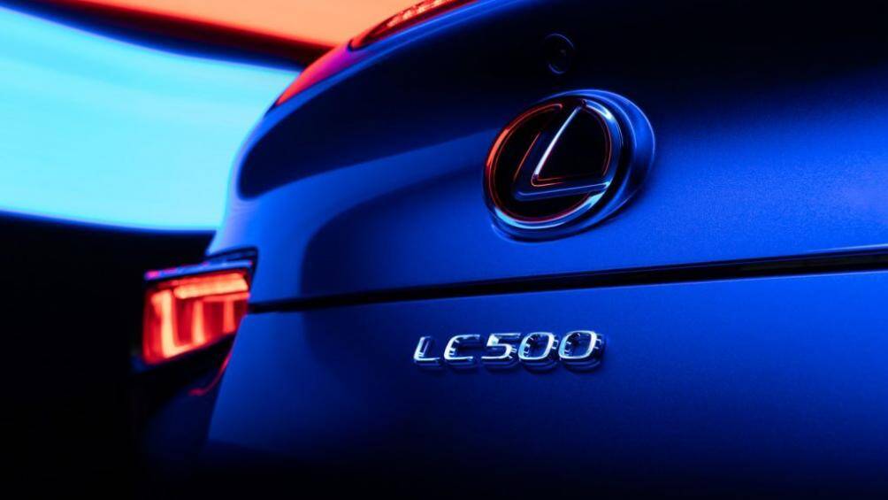 Một số chi tiết khác lại được ốp kim loại tối màu