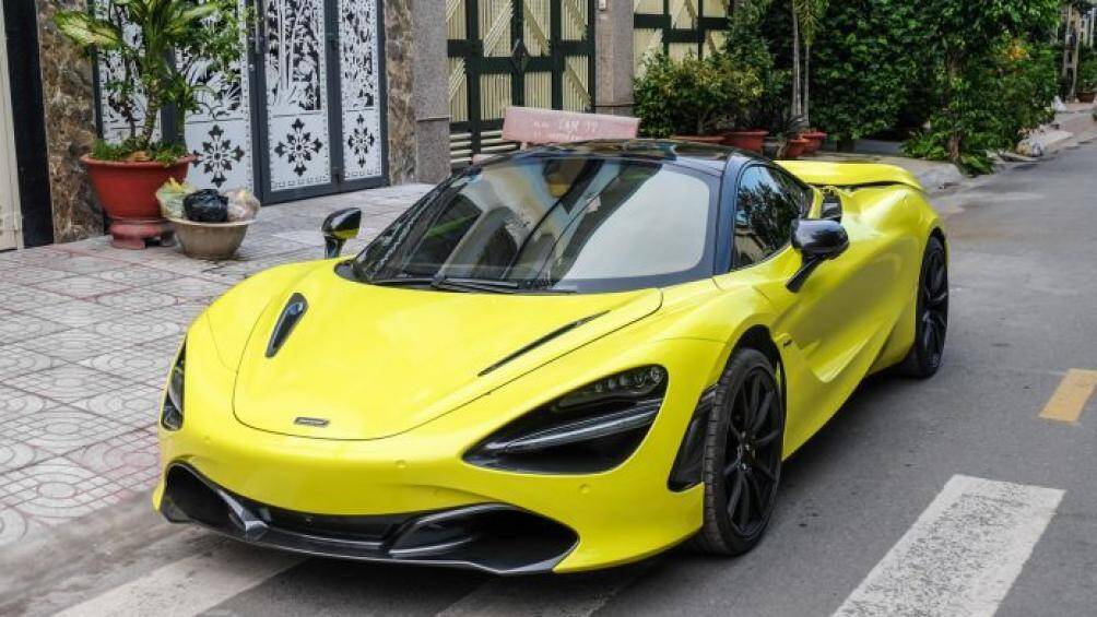 Cập bến Việt Nam vào cuối năm 2017, chiếc McLaren 720S màu trắng Glacier White chính là phát súng mở đầu cho trào lưu chơi xe 720S tại Việt Nam