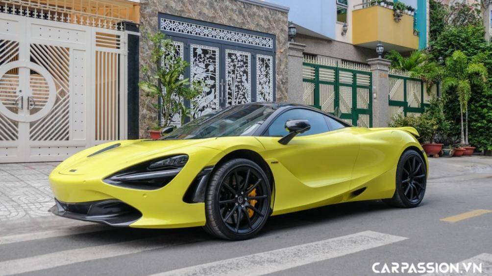 Ở phần đầu xe, McLaren mang đến cho dòng xe 720S một cái nhìn đậm tính khí động học với sự xuất hiện của các hốc gió lớn