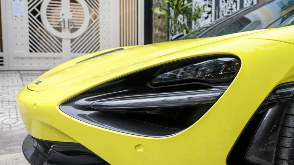 Đèn chiếu sáng trên 720S được McLaren cải tiến lại với hệ thống đèn LED sử dụng công nghệ Static Adaptive Headlight