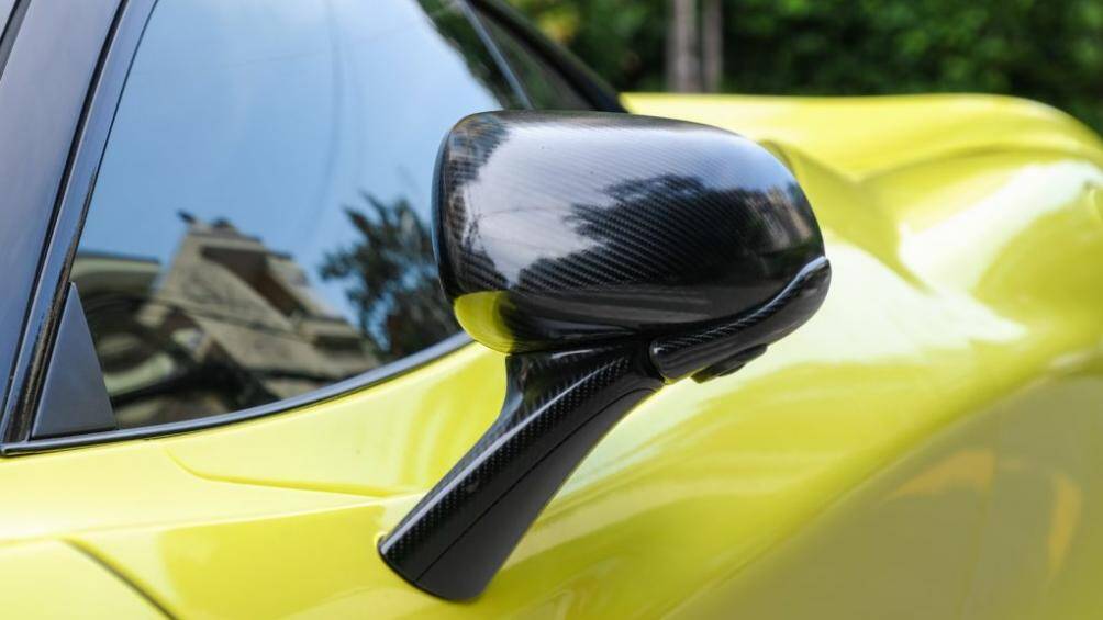 Tuy vậy, chủ nhân của chiếc 720S này đã lựa chọn phương pháp dán decal giả sợi carbon lên một số chi tiết để tạo điểm nhấn cho thân xe