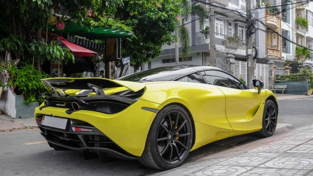 Bên cạnh đó, chiếc McLaren 720S đầu tiên về Việt Nam được trang bị hệ thống phanh đĩa carbon ceramic hiệu năng cao và cùm phanh được sơn vàng nổi bật