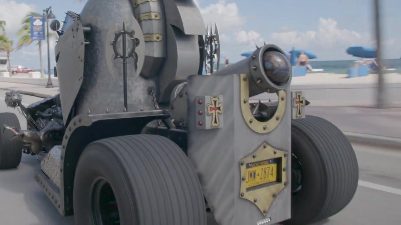 Phần mặt nạ đóng vai trò “cửa” ra vào và được hỗ trợ bởi hệ thống đẩy thủy lực