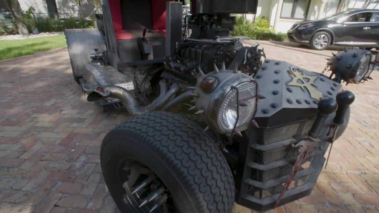 Cabin không mấy rộng rãi, nhưng cũng hợp lý bởi trước đây nó vốn là vị trí cho bình propan. Cổ lái có thể quay sang một bên để mở rộng lối vào ghế ngồi