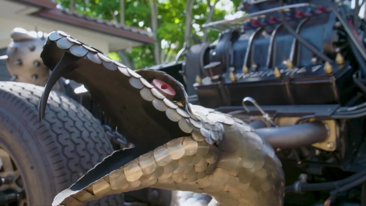 Nói về những chi tiết độc đáo trên xe, có thể kể đến ống xả mang hình hai con rắn