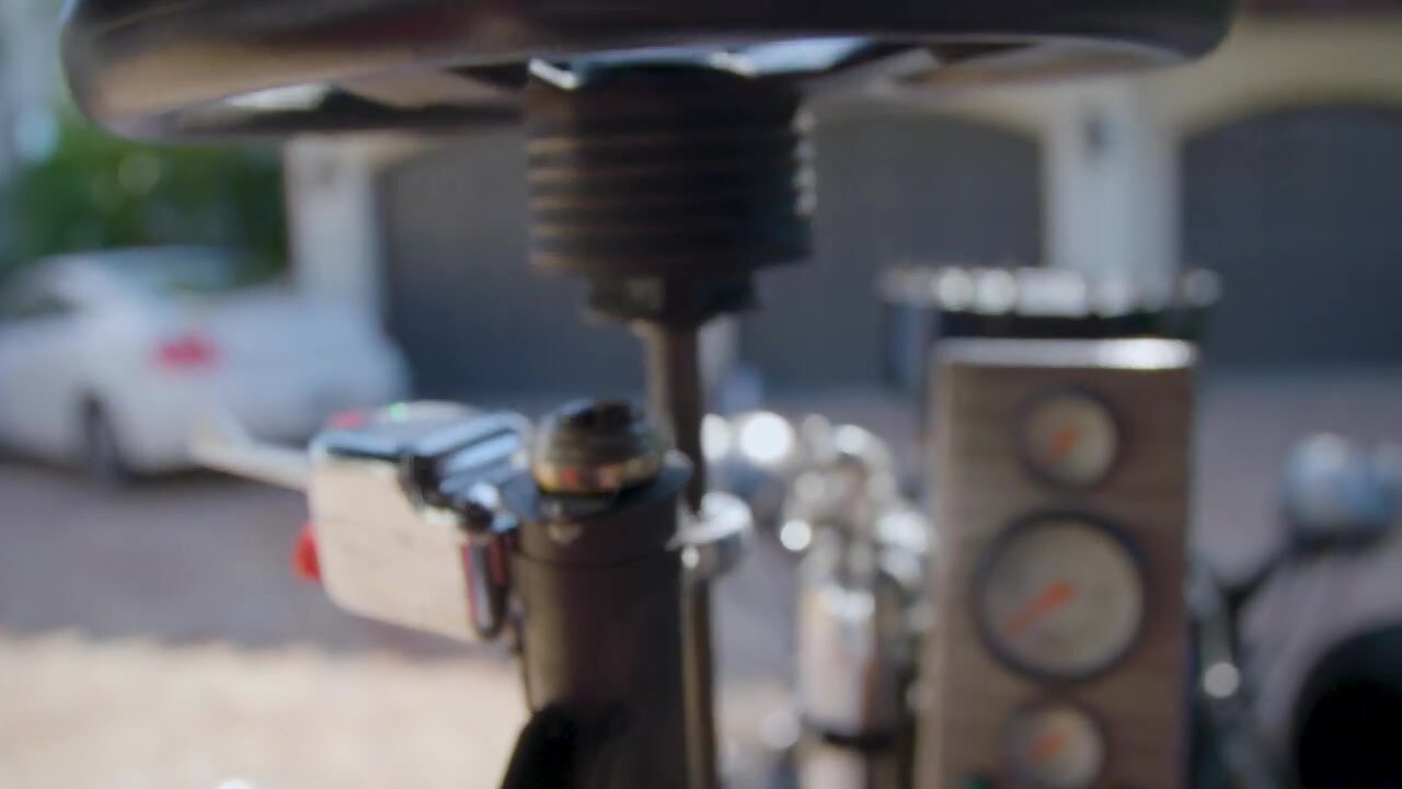 Bohata có lắp đặt thêm một số bộ phận cần thiết ví như các bảng đồng hồ và một bảng điều khiển công năng điều hòa, đèn…