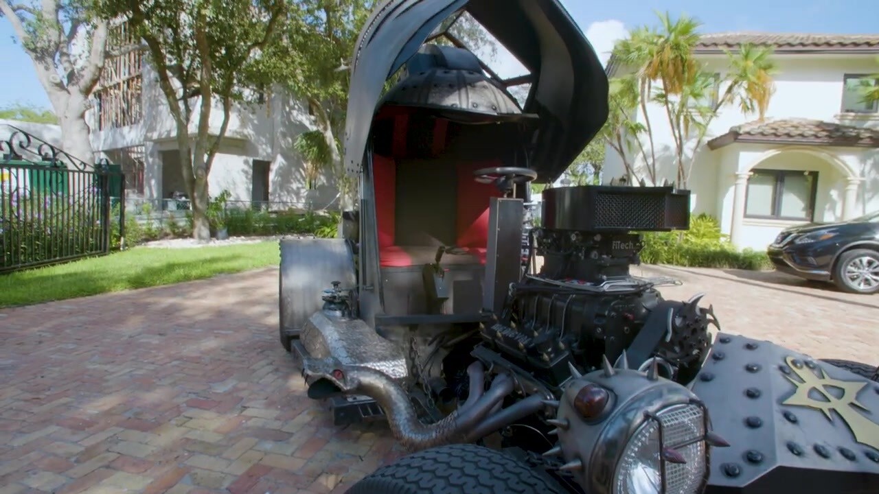 Không gian cabin nằm trọn bên trong phần mũ, và phần vỏ ngoài được làm bằng kim loại mỏng để giảm bớt trọng lượng