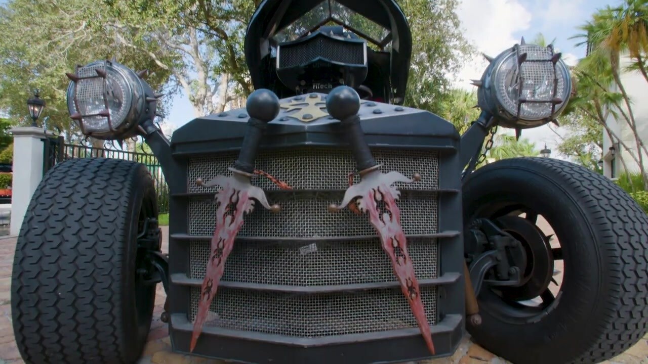 Phần lưới tản nhiệt được trang trí với hai thanh kiếm với chuôi bọc da, và trong tầm với của tài xế là một chiếc rìu chiến trông rất thật