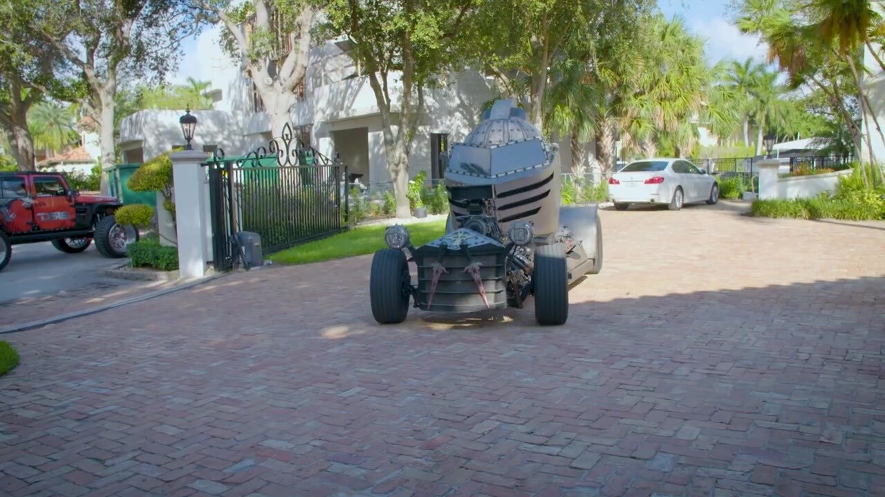 Nó giống như một phương tiện điên rồ hết chỗ nói mà trông giống như mũ bảo vệ của một bộ giáp hiệp sĩ La Mã thời trung cổ