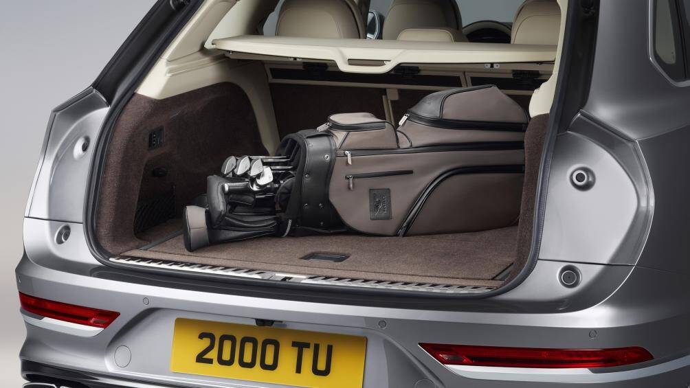 Xe được trang bị kèm theo túi Golf cũng có logo của hãng