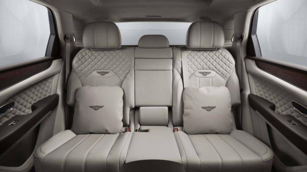 Toàn bộ nội thất được bọc da cao cấp