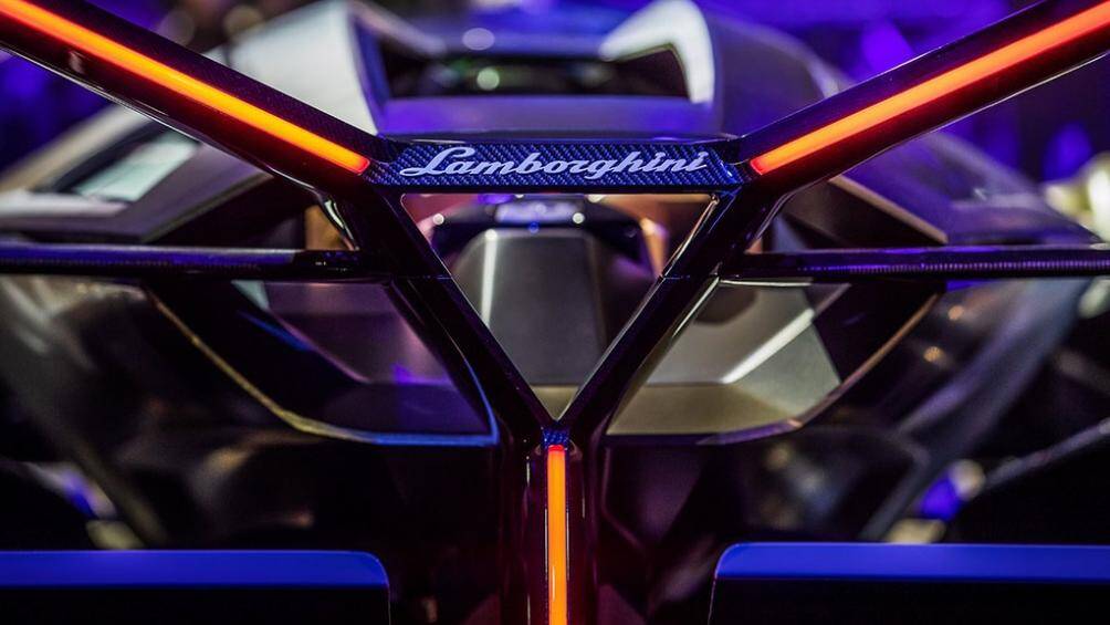 DNA thiết kế của Lamborghini thể hiện cực kỳ đậm nét yếu tố chữ “Y” trên chiếc Lambo V12 Vision GT