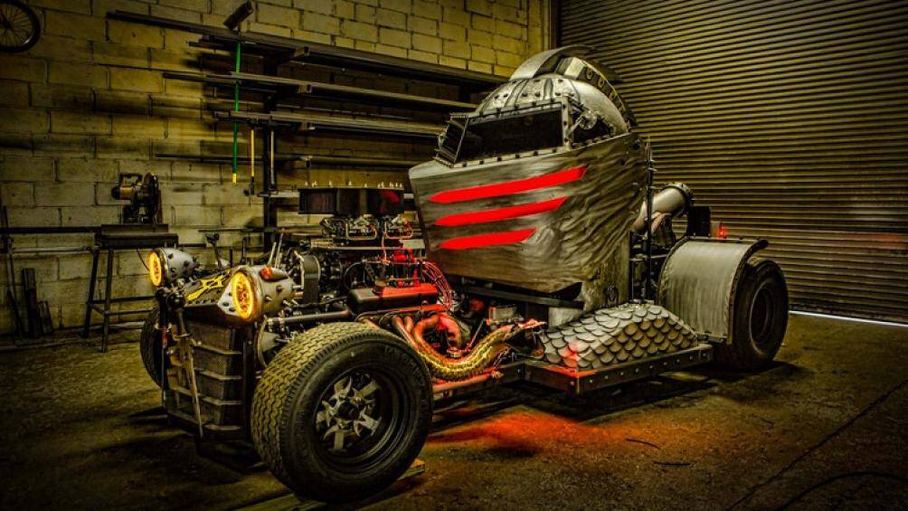 Nó là một chiếc xe độ đặc biệt dành cho một khách hàng với niềm đam mê cho xe và vũ khí thời trung cổ