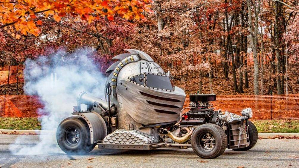 Các con rắn có thể nhả khói vì mục đích biểu diễn. Ở phía sau, chiếc xe có một nòng pháo thực mà ban đầu được chế tạo để bắn khói