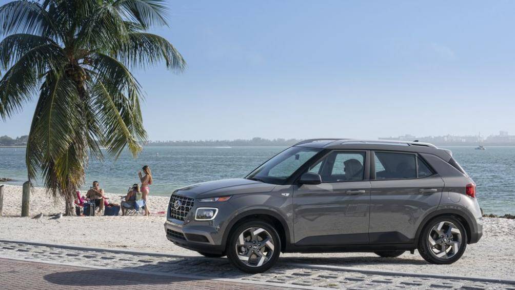 Hyundai Venue 2020 tại Mỹ sử dụng động cơ xăng 1.6L hút khí tự nhiên cho công suất tối đa 121 mã lực, đi kèm hộp số sàn 6 cấp (bản SE) hoặc số tự động vô cấp CVT (2 bản còn lại), xe dẫn động cầu trước