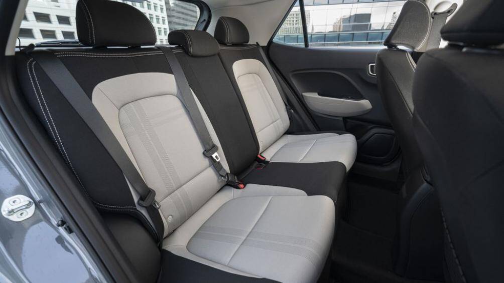 Toàn bộ xe được bọc ghế nỉ, cho cả 3 phiên bản