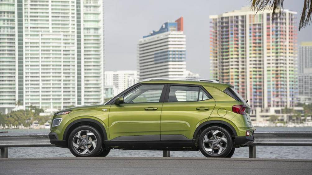 Những trang bị an toàn cao cấp trên Hyundai Venue 2020 là cảnh báo điểm mù, cảnh báo người và phương tiện cắt ngang khi lùi, cảnh báo va chạm phía trước và phanh khẩn cấp tự động, cảnh báo chệch làn đường và hỗ trợ giữ làn, cảnh báo tài xế mất tập trung