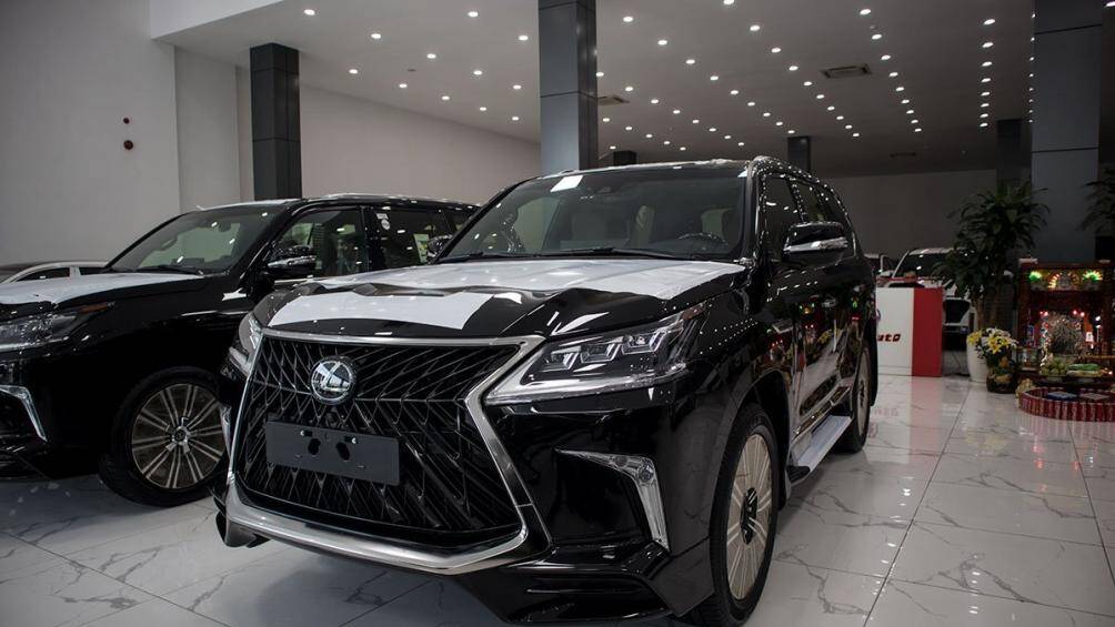 Nhìn từ ngoại thất, phiên bản đặc biệt này tương tự như những chiếc Lexus LX570 Super Sport khác đang có mặt tại Việt Nam