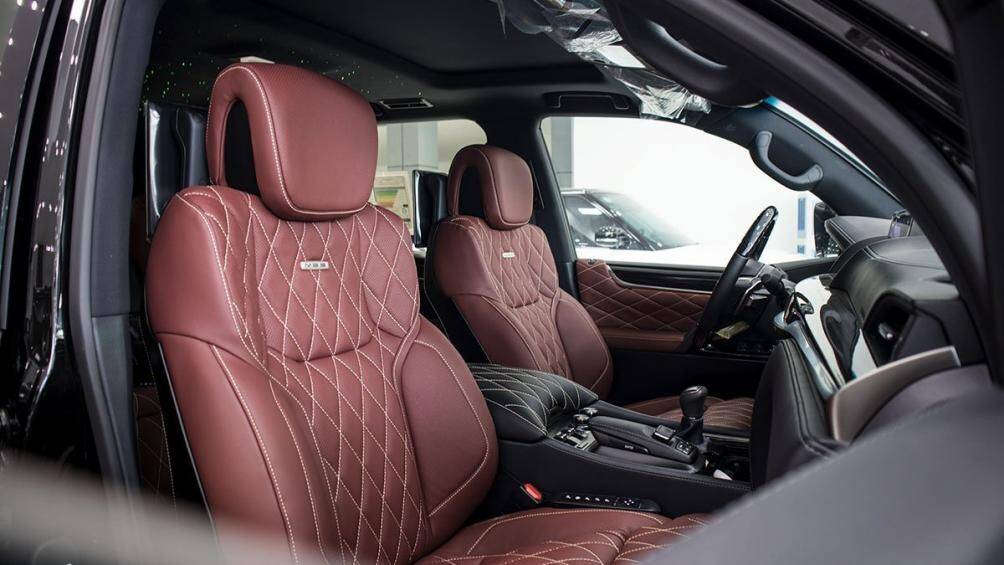 Không giống như những chiếc Lexus LX570 nhập chính hãng có nội thất màu đỏ, phiên bản đặc biệt này lại có nội thất màu đỏ đô