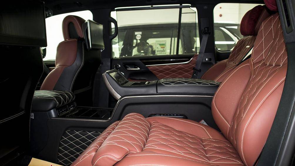 Do là phiên bản hạng sang nên xe chỉ được trang bị 4 ghế ngồi, hàng ghế "ông chủ" phía sau có 1 bộ tuỳ chỉnh nhiệt độ,... trên bệ tì tay