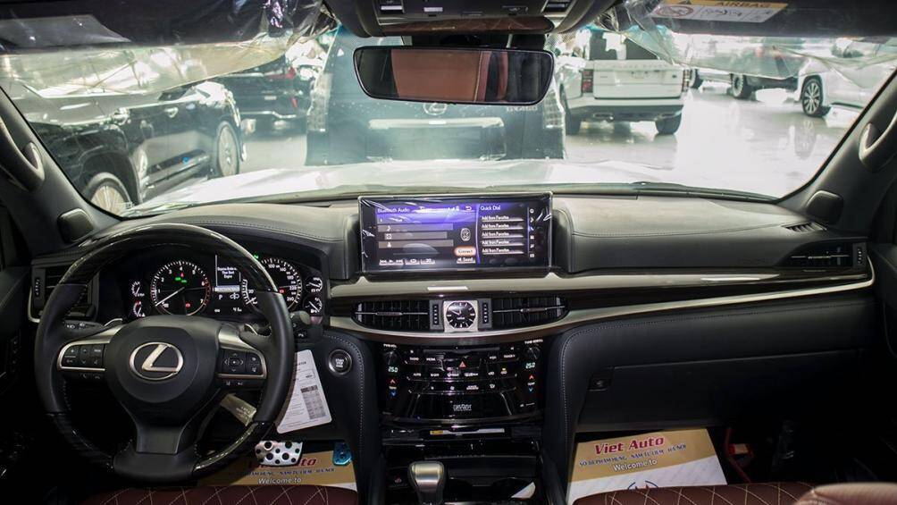 Khoang nội thất sang trọng với màn hình giải trí 12,3 inch, ghế da cao cấp có thể làm mát, sạc không dây, điều hoà tự động 4 vùng độc lập, 4 ghế chỉnh điện, hệ thống âm thanh Mark Levinson,...