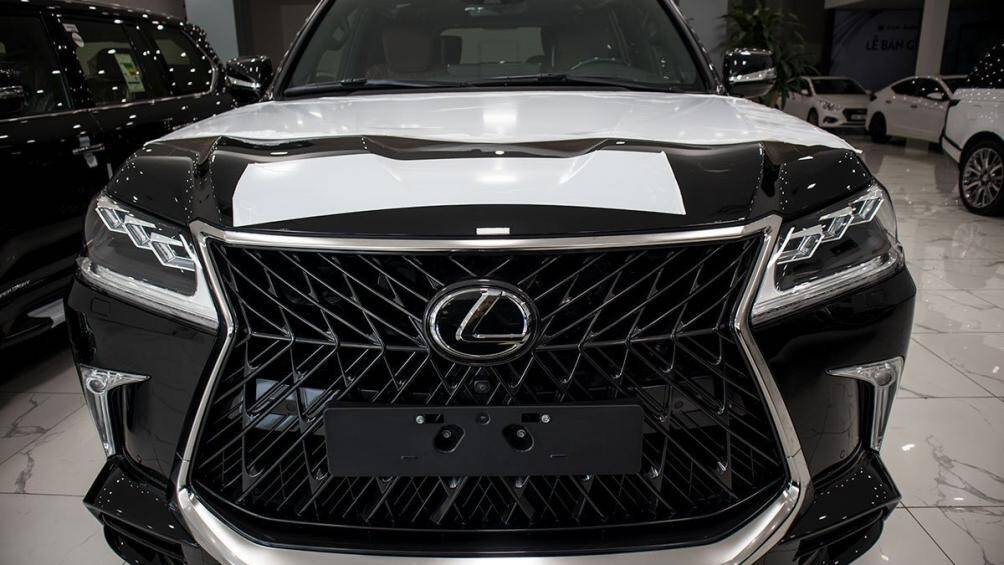Phần đầu xe vẫn được trang bị lưới tản nhiệt hình con suốt quen thuộc của những chiếc Lexus LX570 Super Sport