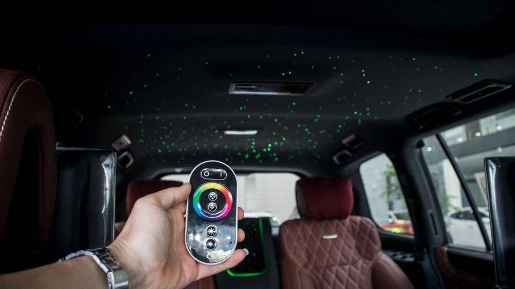 Điều khác biệt nằm ở nội thất, trần xe được trang bị những bóng đèn LED nhỏ, tương tự như những mẫu xe của Rolls-Royce, làm tăng thêm phần sang trọng cho chiếc xe