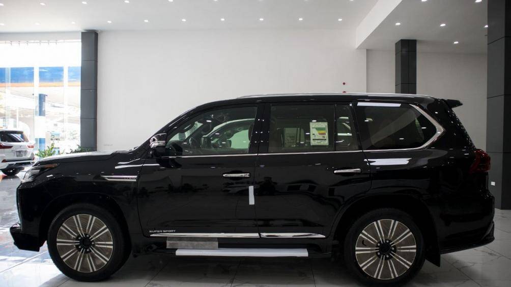 Xe vẫn sử dụng động cơ xăng 5.7L V8 hút khí tự nhiên cho công suất tối đa 367 mã lực, đi kèm hộp số tự động 8 cấp, hệ dẫn động 4 bánh và 5 chế độ lái