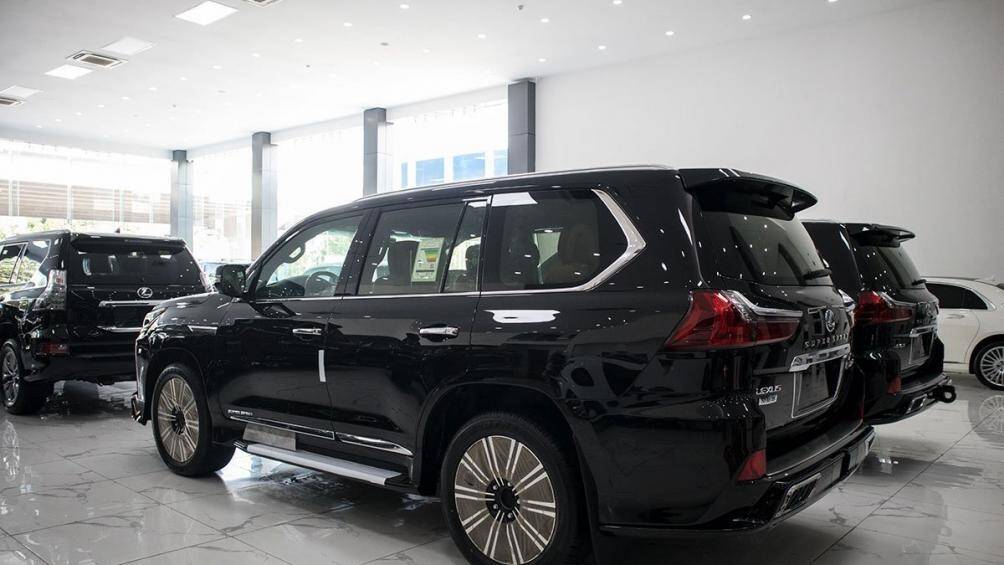 Lexus LX 570 Super Sport 2020 đặc biệt này đang được một đại lý ô tô tư nhân tại Hà Nội chào bán với giá hơn 10 tỷ đồng