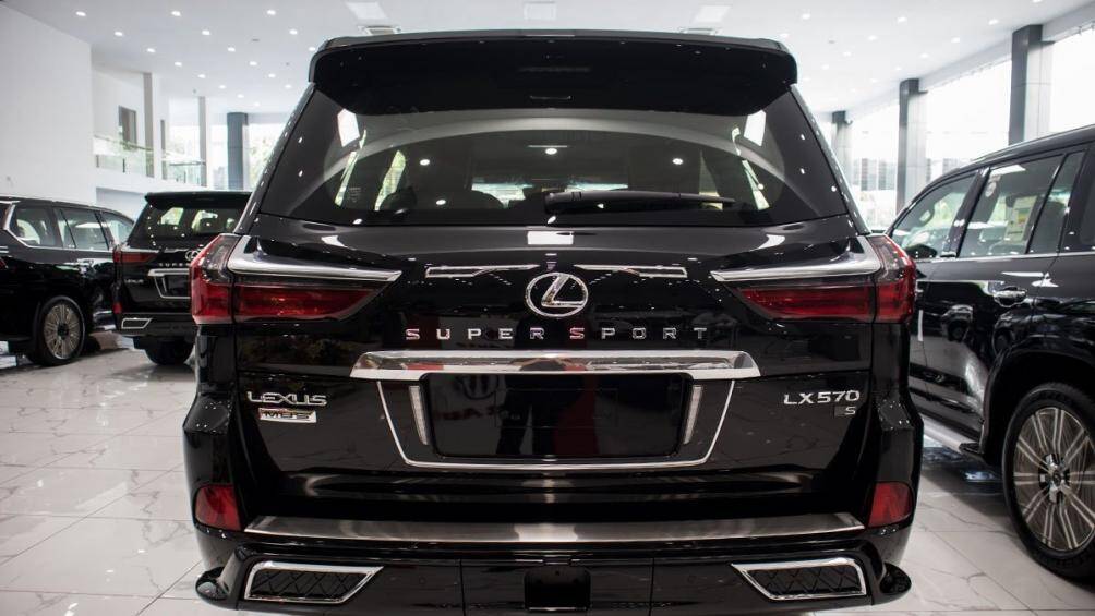 Phần đuôi xe được trang bị đèn LED và dòng chữ "Super Sport" phía dưới logo