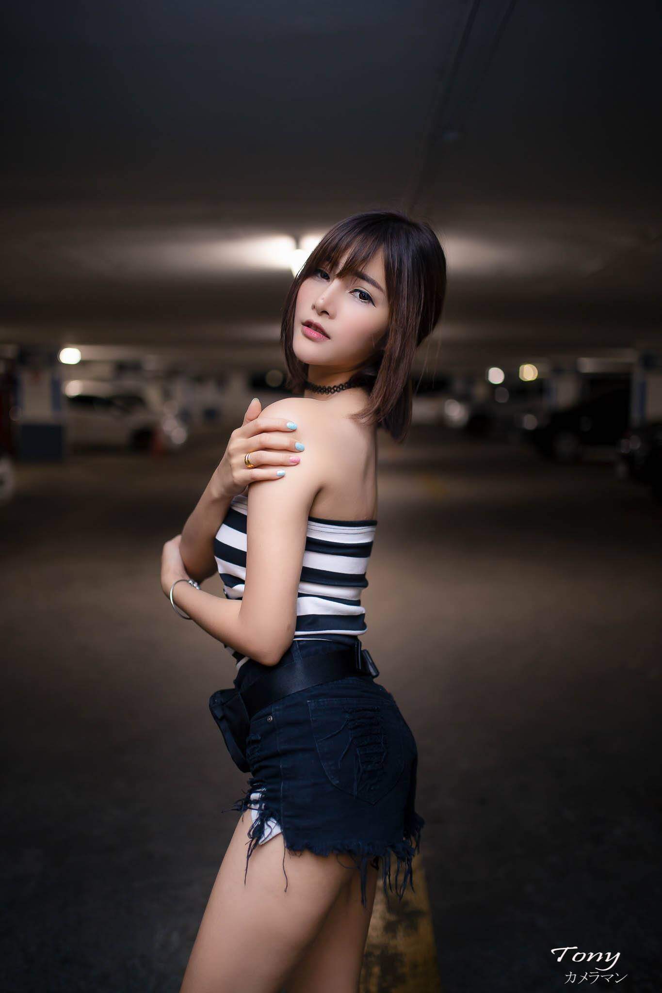 Không phải trong những triển lãm đông đúc hay bên cạnh những chiếc siêu xe đắt tiền, cô nàng Walaya Niwon lại chọn cách thả dáng bên trong bãi đỗ xe vắng vẻ