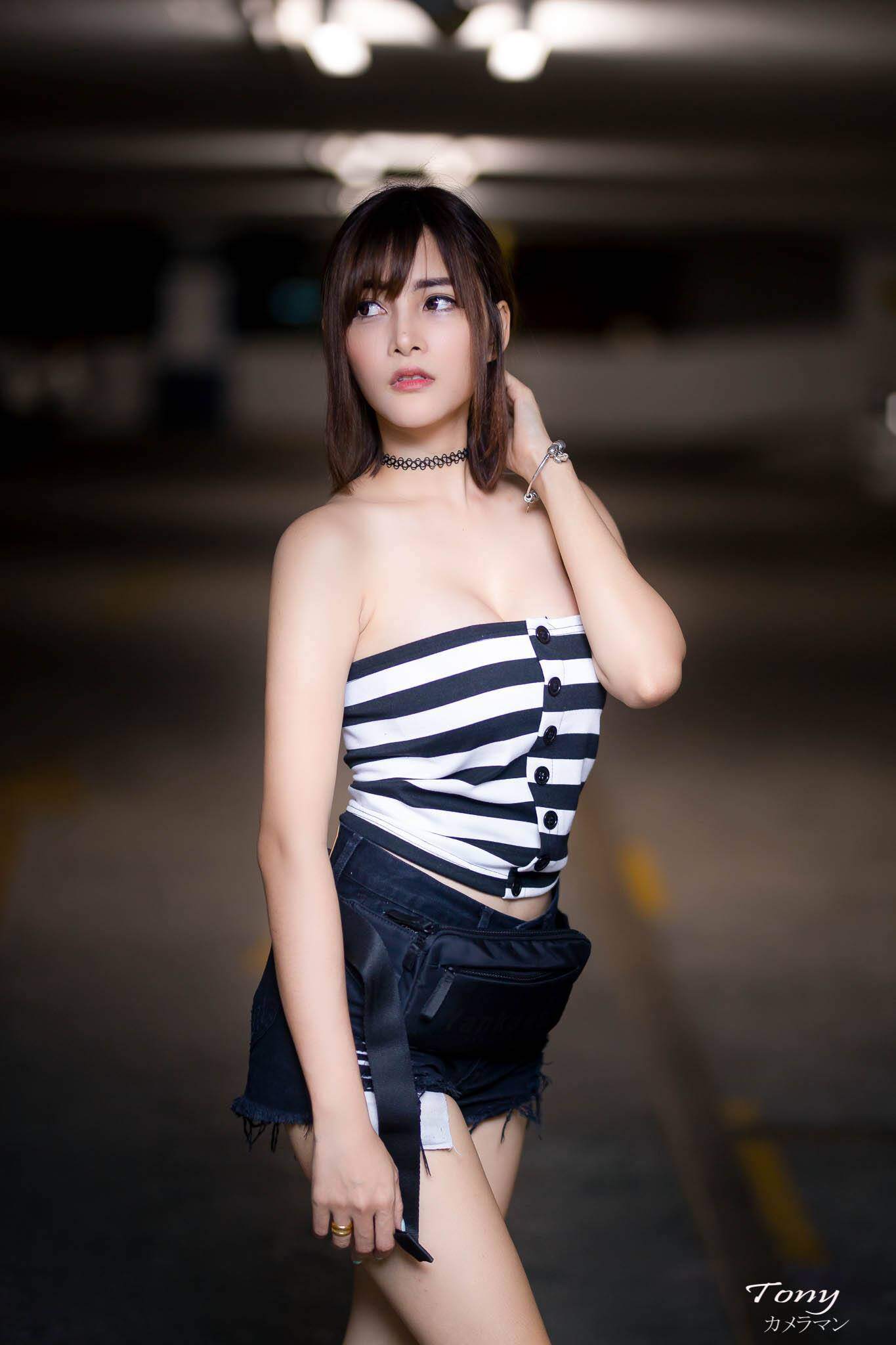 Kết hợp cùng chiếc quần sooc jean và túi xách vô cùng quyến rũ