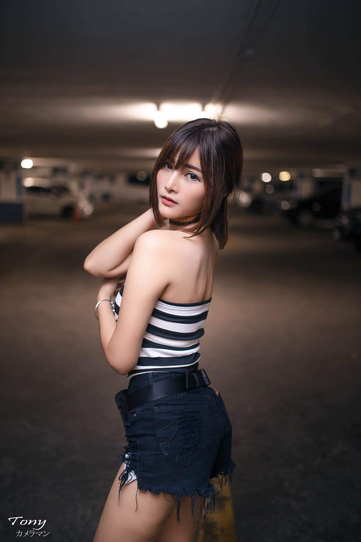 Khoe bờ vai trần trắng nõn cùng 3 vòng nóng bỏng