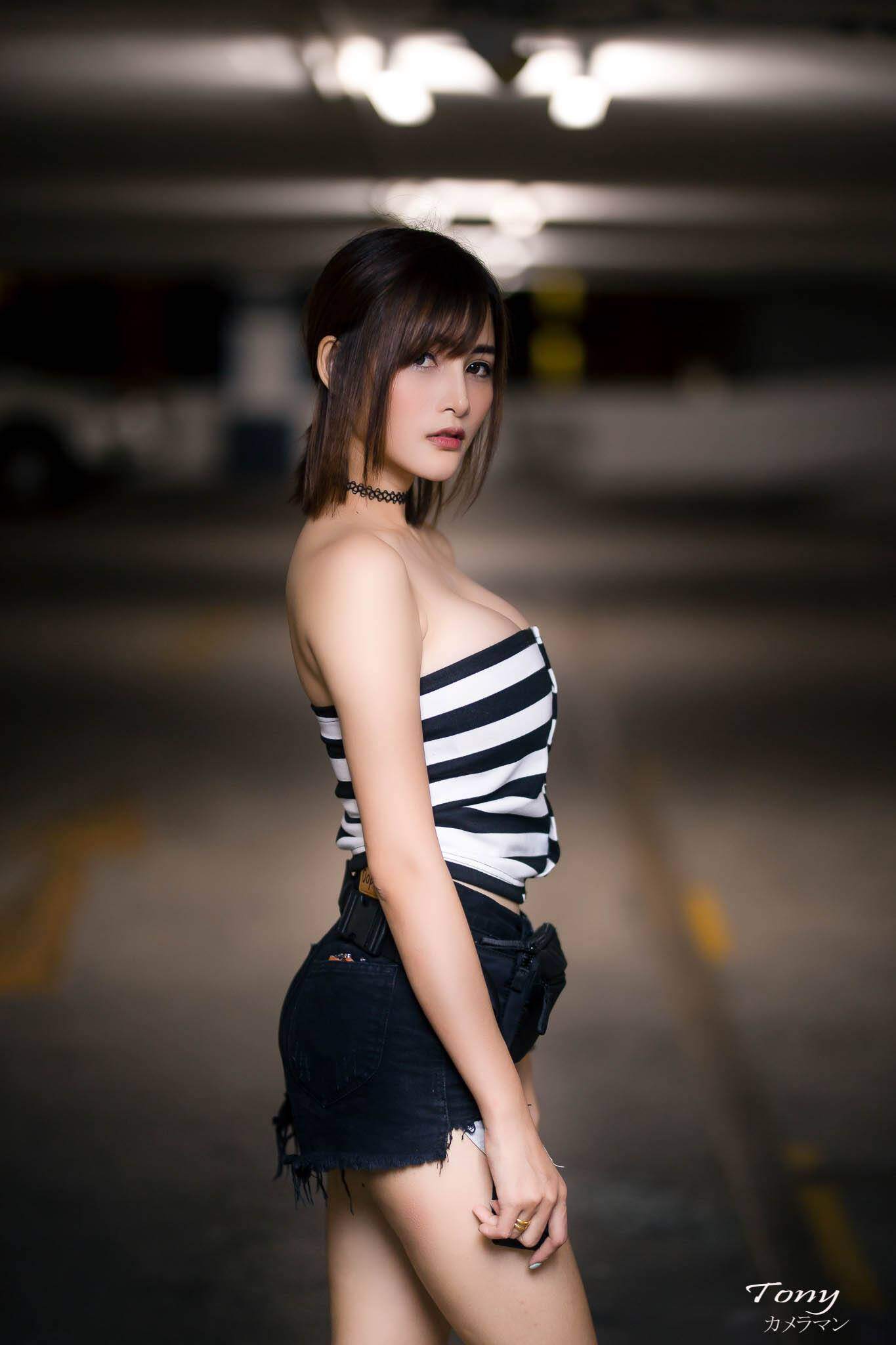 Một số hình ảnh khác của người đẹp Walaya Niwon trong bãi đỗ xe