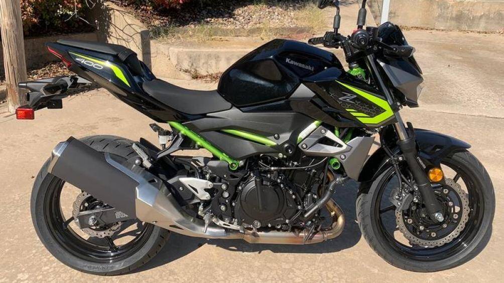 2. Kawasaki Z400 ABS 2020 (400cc): Kawasaki Z400 ABS là mẫu mô tô kiểu chồm lỡ tốt nhất năm 2020. Mẫu xe này đem lại sự thân thiện cho dân mới tập chơi mô tô