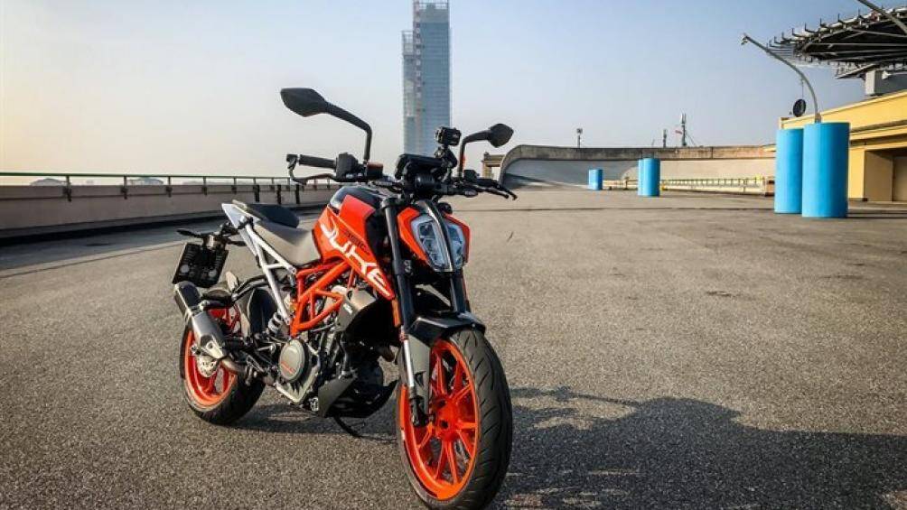 4. KTM 390 Duke 2020 (373,2cc): Khung thép xe thiết kế đem lại trọng tâm trọng lực thấp, bình xăng 13,4 lít cho phép lái xe di chuyển thoải mái