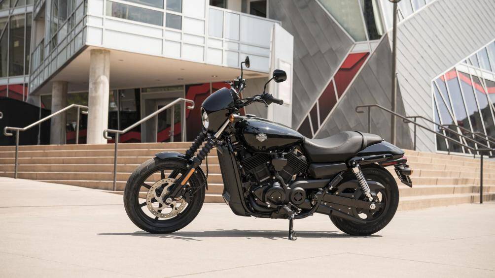 7. Harley-Davidson Street 500 ABS (500cc): Xe có ABS công nghệ cao, trọng tâm trọng lực thấp giúp cân bằng tốt. Yên ngồi thấp đem lại vị trí ngồi lái thoải mái