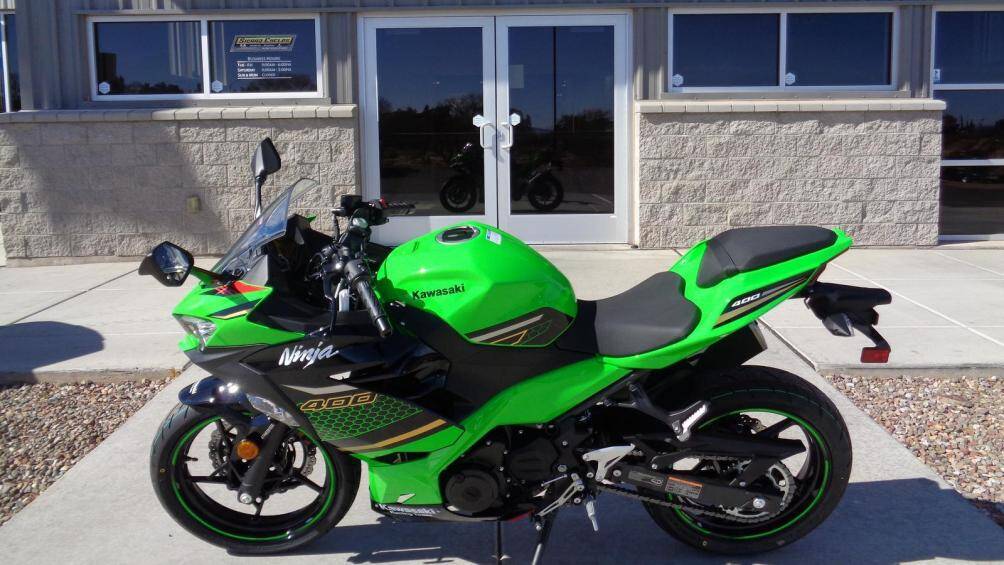9. Kawasaki Ninja 400 ABS 2020 (399cc): Phiên bản 2020 của xe có khung gầm thiết kế lại nhẹ hơn, điều khiển dễ hơn cho người mới lái